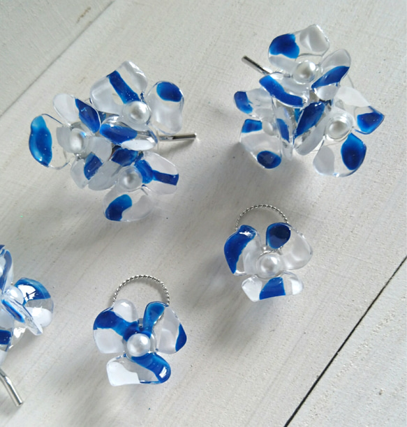 青と白のお花 ポニーフック(ヘアアクセサリー) 4枚目の画像