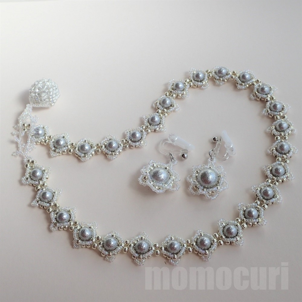 ビーズのネックレスとイヤリング・白い花