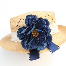 デニム生地のバラ・麦わら帽子の花飾り 1枚目の画像