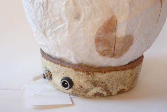 陶器と和紙がコラボ・落葉を入れた和紙の和風LED灯り 6枚目の画像