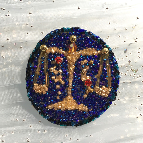 天秤座☆星座刺繍ブローチ ブローチ Bar à Perles 通販｜Creema 