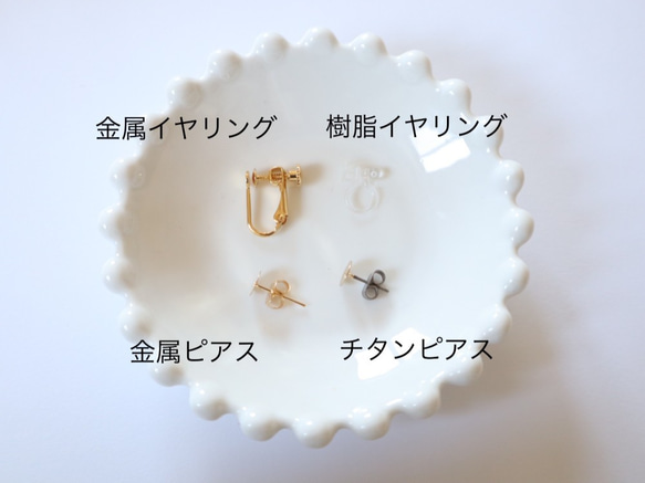 友禅菊の押し花レジン半円型くすみグリーンイヤリング/ピアス　 6枚目の画像