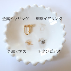友禅菊の押し花レジン半円型くすみブルーイヤリング/ピアス 6枚目の画像
