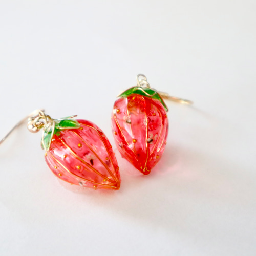 押し花ディップアートのレースフラワーいちごイヤリング/ピアス