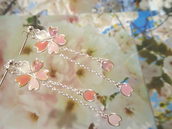 受注製作　桜花とひらひら花弁ピアス　五色花弁 1枚目の画像