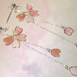 受注製作　桜花とひらひら花弁ピアス　五色花弁 2枚目の画像