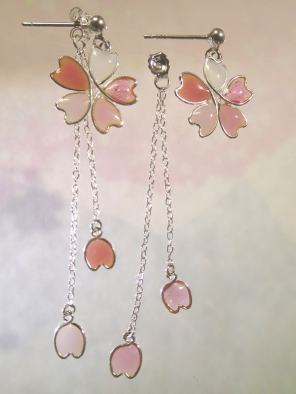 受注製作　桜花とひらひら花弁ピアス　五色花弁 3枚目の画像