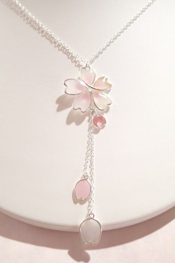 受注製作/桜花とひらひら花弁　Y型ネックレス　白色 1枚目の画像