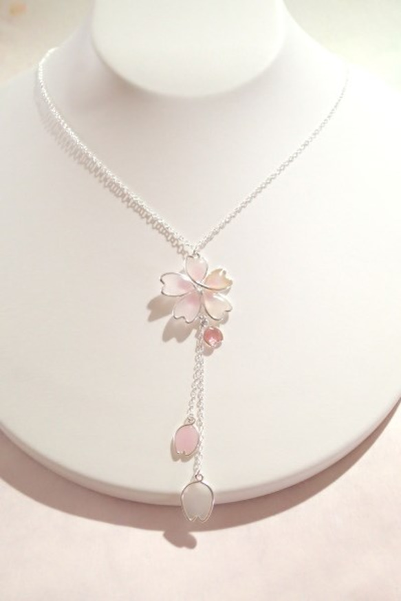 受注製作/桜花とひらひら花弁　Y型ネックレス　白色 3枚目の画像