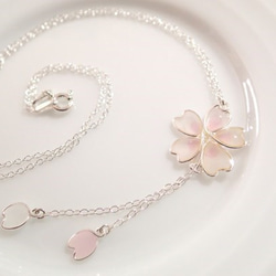 受注製作　桜花と花びら小型　Ｙ型ネックレス～白色花弁～ 7枚目の画像