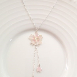受注製作　桜花と花びら小型　Ｙ型ネックレス～白色花弁～ 8枚目の画像