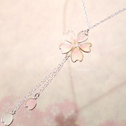 受注製作　桜花と花びら小型　Ｙ型ネックレス～白色花弁～ 1枚目の画像