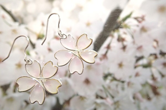 【まほ様オーダー分】受注製作　桜花　～白色～　ピアス 6枚目の画像