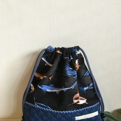 【半額セール】入園入学ランチバッグお弁当入れ巾着★さめサメ大集合：黒 1枚目の画像