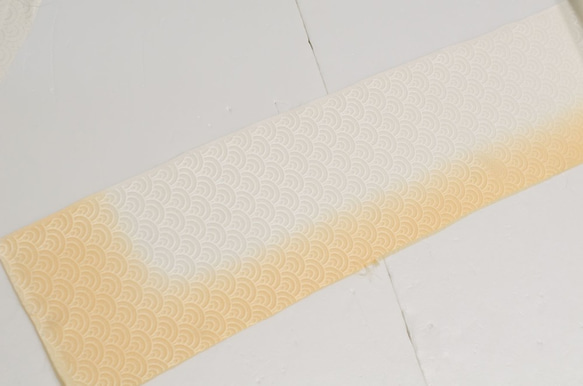正絹　艶のある黄色のぼかしはぎれ　半幅×96cm2枚セット　和小物、つまみ細工などに 3枚目の画像