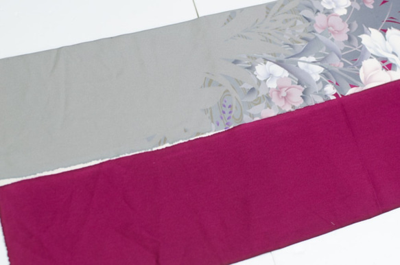 正絹　ボルドーとグレーの花柄振袖ハギレ　1.1m　和小物、つまみ細工などに 3枚目の画像