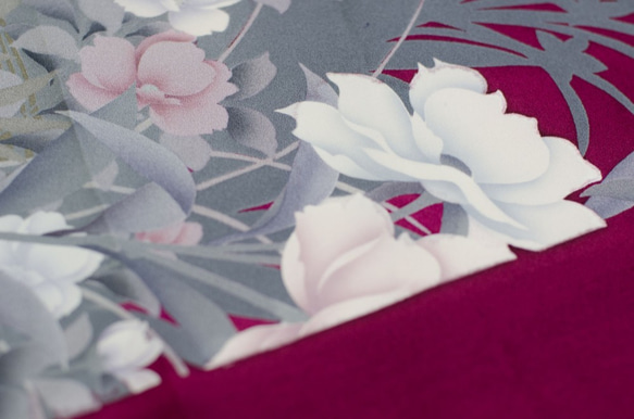正絹　ボルドーとグレーの花柄振袖ハギレ　1.1m　和小物、つまみ細工などに 4枚目の画像