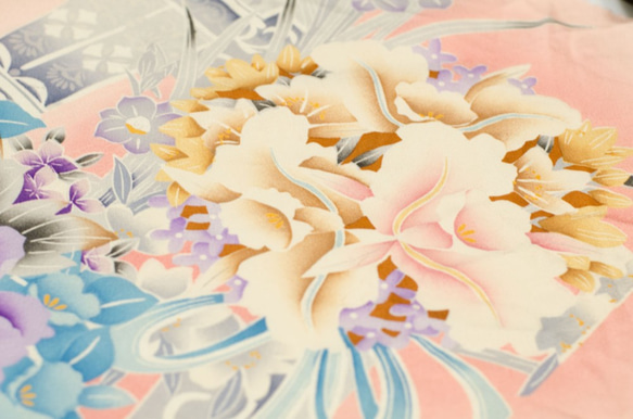 正絹　ピンク地花柄振袖ハギレ　87cm　和小物、つまみ細工などに 5枚目の画像