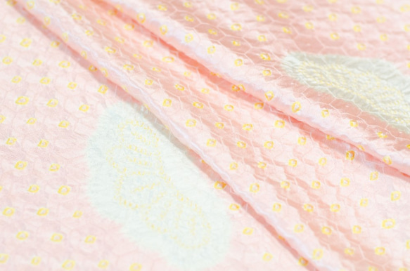 正絹　淡いピンクに黄色の絞りと松柄はぎれ　1m　和小物、つまみ細工などに 1枚目の画像