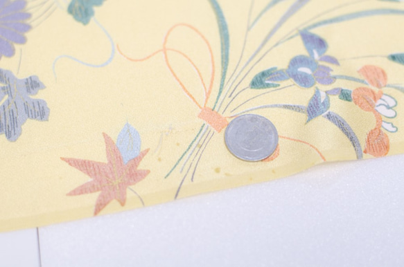 正絹　黄色地に蝶と花の柄小紋はぎれ　1m 　和小物、つまみ細工などに 5枚目の画像