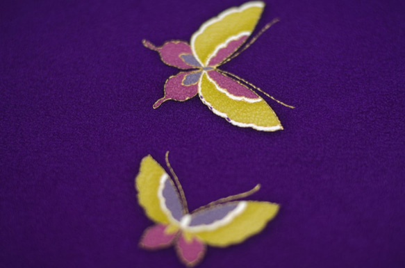 正絹　紫縮緬振袖はぎれ蝶柄　1.2m  和小物、つまみ細工などに 3枚目の画像