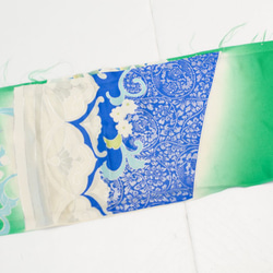 正絹　鮮やかな緑と青の振袖はぎれ　半幅×1.6m　和小物などに 2枚目の画像