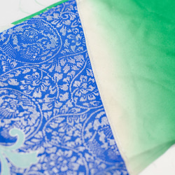 正絹　鮮やかな緑と青の振袖はぎれ　半幅×1.6m　和小物などに 4枚目の画像