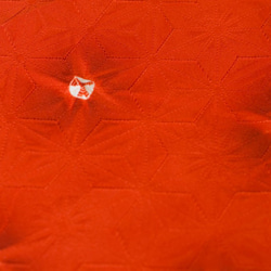 正絹　落ち着いた朱赤に絞りのはぎれ　1.2m　和小物、つまみ細工などに 2枚目の画像