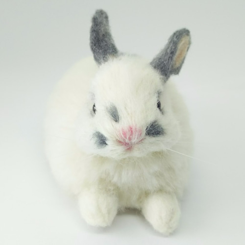 羊毛フェルト　うさぎ　おしゃれうさぎちゃんブローチ　グレー 羊毛フェルト うさぎ おしゃれうさぎちゃんブローチ グレー