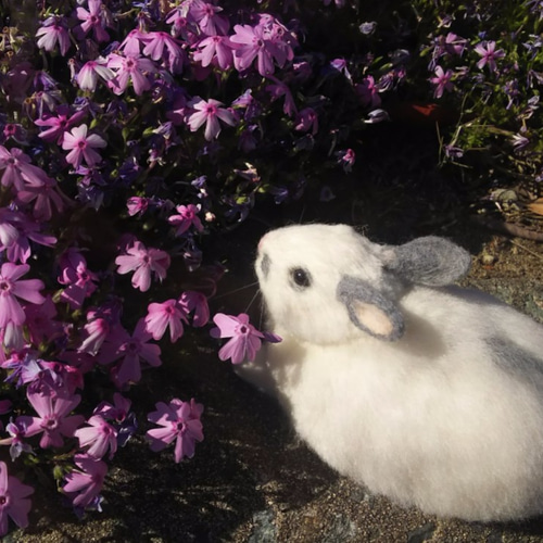 羊毛フェルト　うさぎ　おしゃれうさぎちゃんブローチ　グレー 羊毛フェルト うさぎ おしゃれうさぎちゃんブローチ グレー