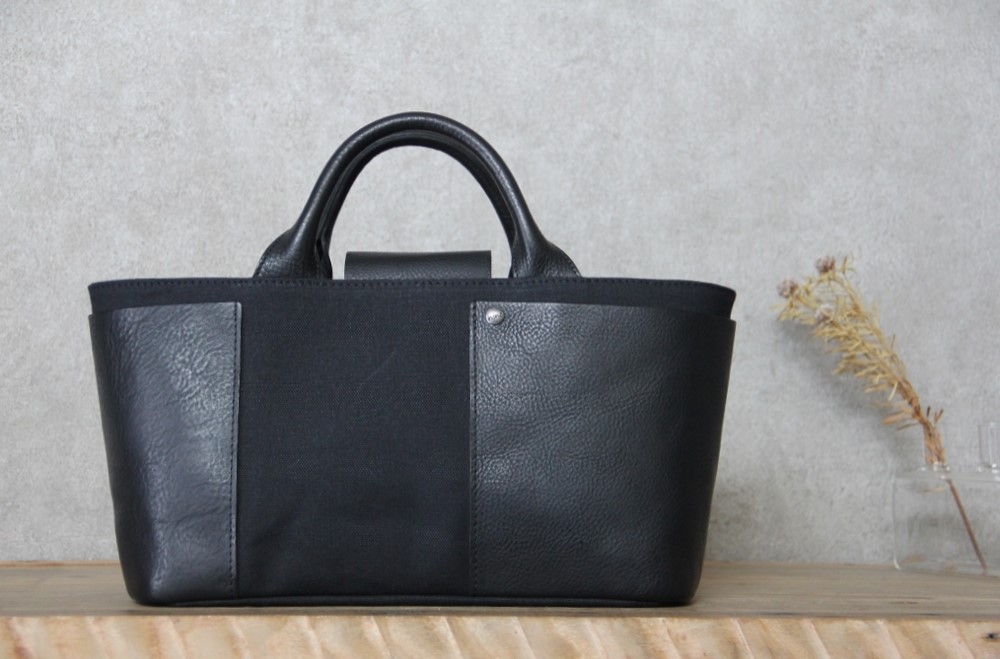 再入荷！ビッグポケットトート　黒×黒　スタイリッシュなショートトート