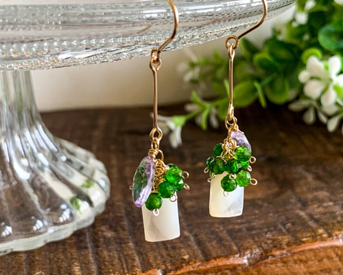 14kgf*ホワイトシェルとクロムダイオプサイトの揺れるピアス