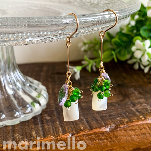 14kgf*ホワイトシェルとクロムダイオプサイトの揺れるピアス