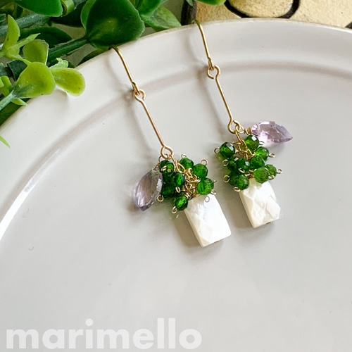 14kgf*ホワイトシェルとクロムダイオプサイトの揺れるピアス