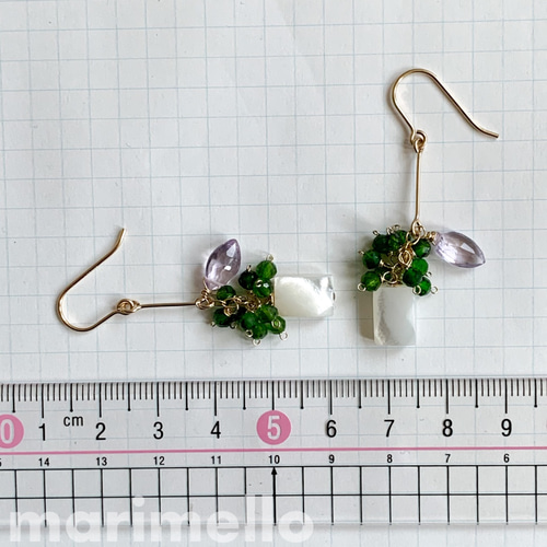 14kgf*ホワイトシェルとクロムダイオプサイトの揺れるピアス