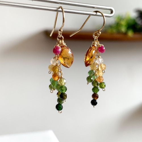 ブランデーオパールとガーネットのシャラシャラピアス