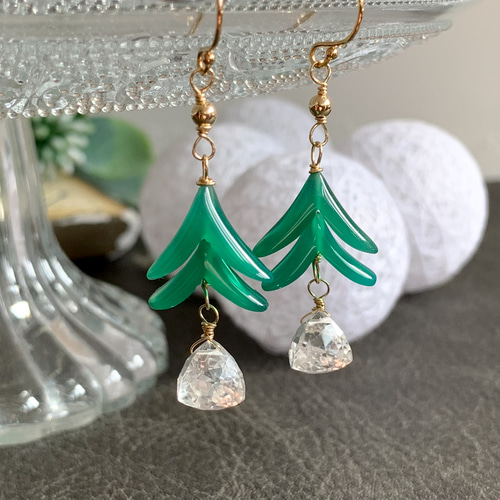 グリーンオニキスXmasツリーカービングピアスチャーム グリーンオニキスXmasツリーカービングピアスチャーム