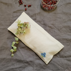 〈廃棄食材にて染色〉 ▪️白かぶ (刺繍 ネモフィラ) フードロスを減らすオーガニックコットン 使用のecoな小豆カイロ 2枚目の画像