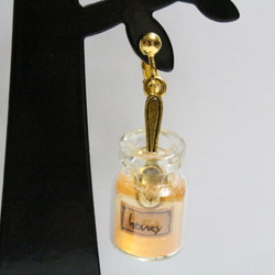 ラベルのついたハチミツ瓶のイヤリング 1枚目の画像