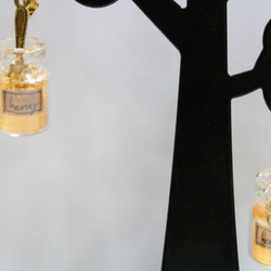 ラベルのついたハチミツ瓶のイヤリング 2枚目の画像