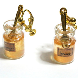 ラベルのついたハチミツ瓶のイヤリング 5枚目の画像
