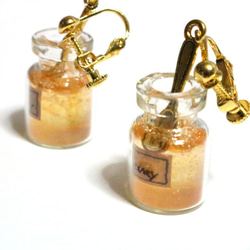 ラベルのついたハチミツ瓶のイヤリング 6枚目の画像