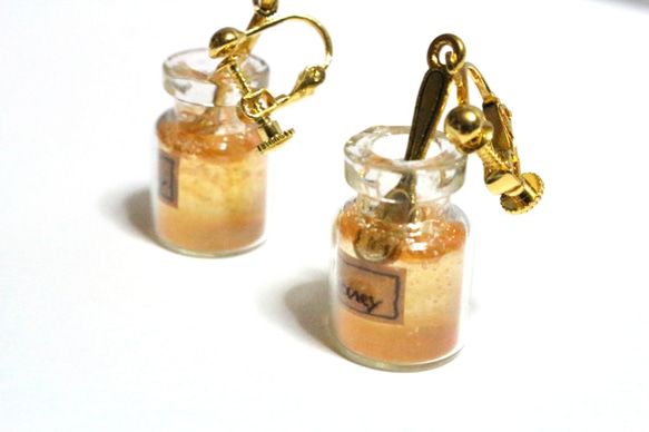 ラベルのついたハチミツ瓶のイヤリング 6枚目の画像