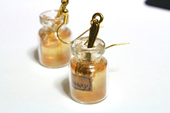 ラベルのついたハチミツ瓶のピアス 2枚目の画像