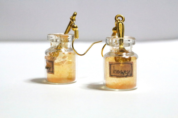 ラベルのついたハチミツ瓶のピアス 3枚目の画像
