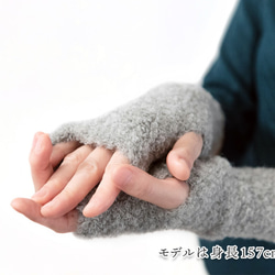 「alpaca boucle handwarmer」 size : F　color : ライトグレー　アルパカニット 3枚目の画像