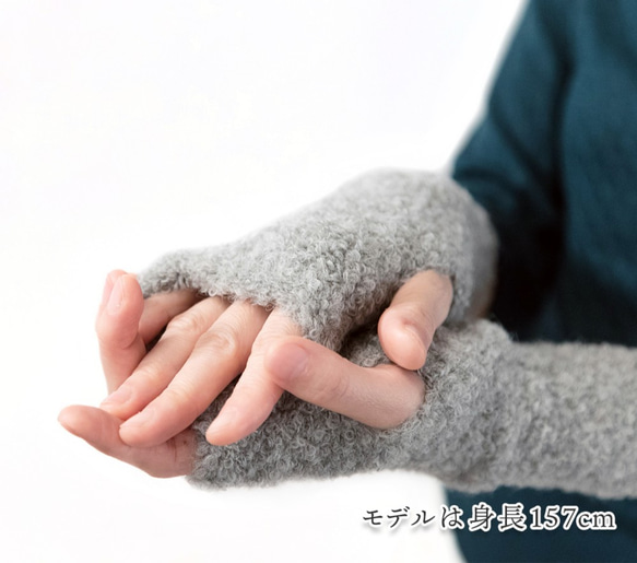 「alpaca boucle handwarmer」 size : F　color : ライトグレー　アルパカニット 3枚目の画像