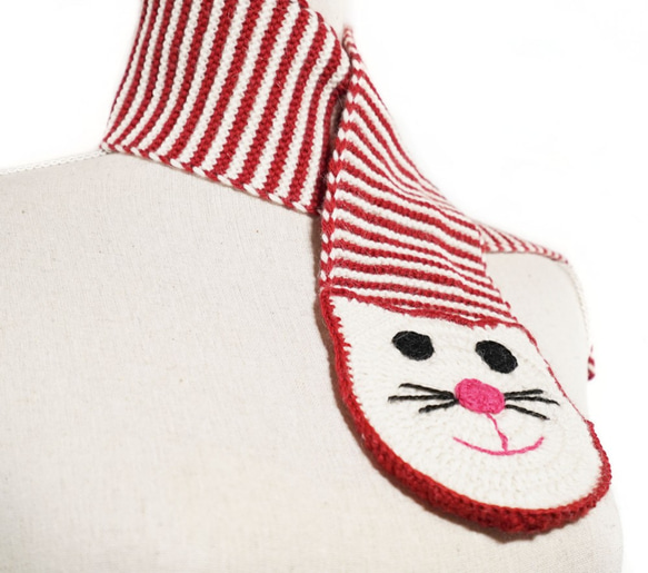 ベビーアルパカ100％　猫顔マフラー「cat scarf」 size : S　color : レッド＆アイボリー 3枚目の画像