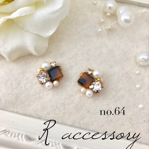 小ぶりなスクエアべっ甲のビジューピアス イヤリング ピアス