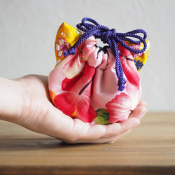 猫型の台湾花柄x絹織物mini巾着ポーチ(一点作品) 9枚目の画像